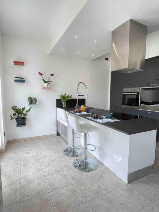 Lakeside View Apartment