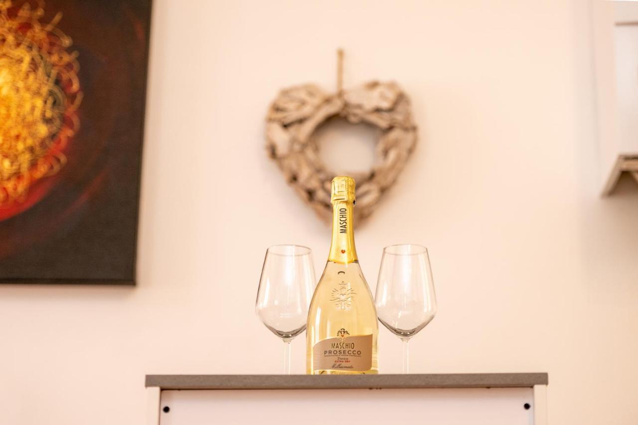 Portatorre Suite, A Charming In The Heart Of Como, Free Private Parking, Air Conditioning & More! Como
