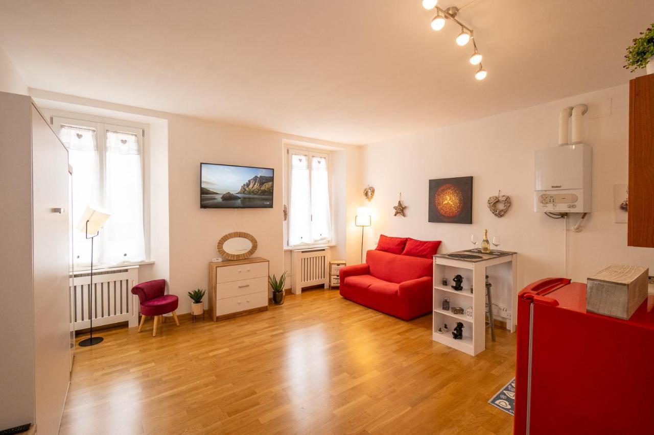 Portatorre Suite, A Charming In The Heart Of Como, Free Private Parking, Air Conditioning & More! Apartment