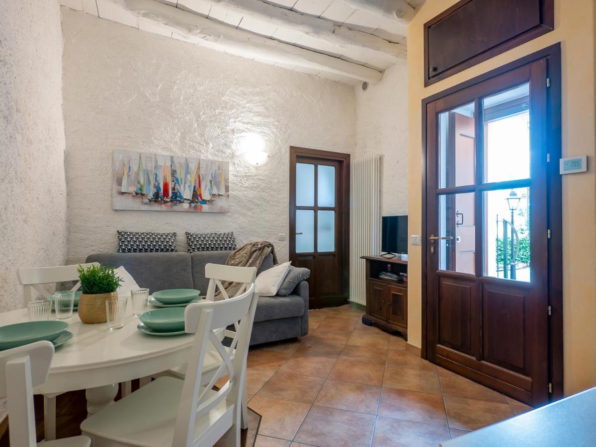 Apartment I Host - *