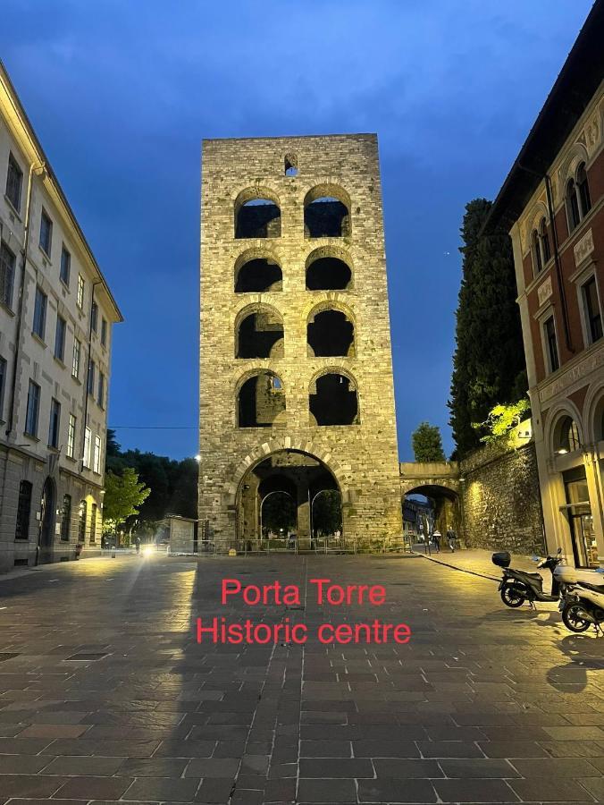 Portatorre Suite, A Charming In The Heart Of Como, Free Private Parking, Air Conditioning & More! Apartment Como