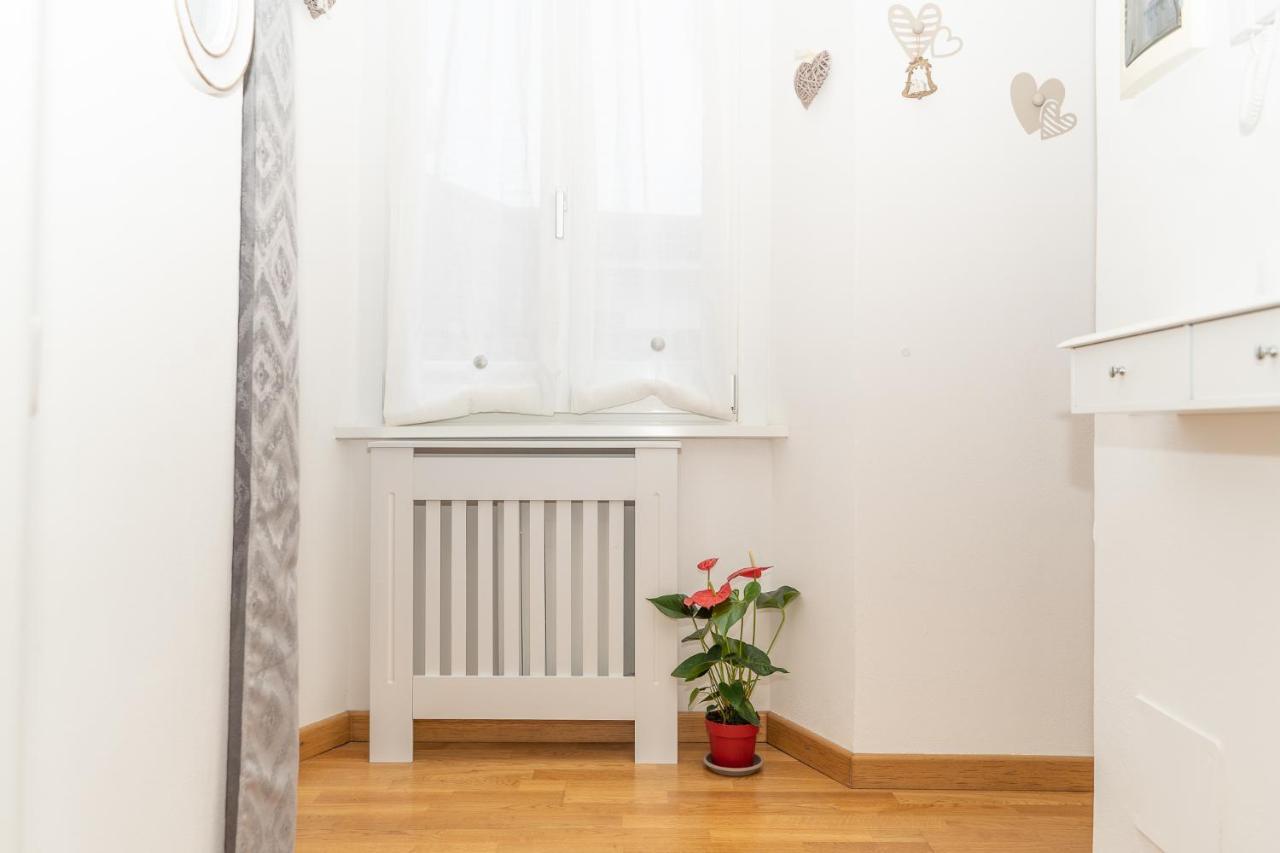 Portatorre Suite, A Charming In The Heart Of Como, Free Private Parking, Air Conditioning & More! Apartment *