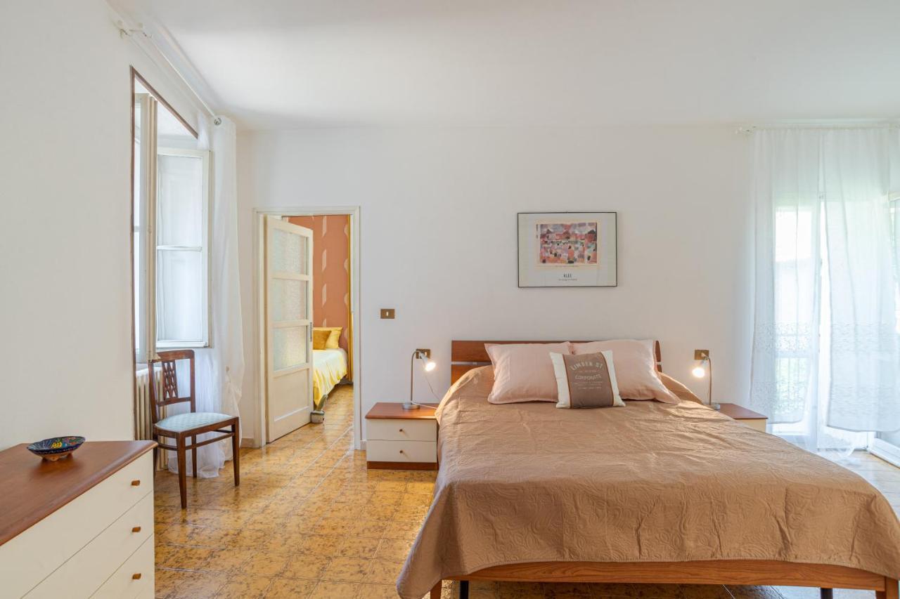 Roomy In With Small Balcony! Apartment Domaso
