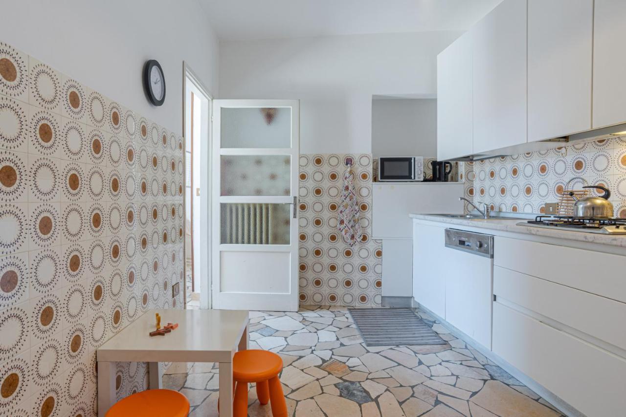 Apartment Roomy In With Small Balcony! *