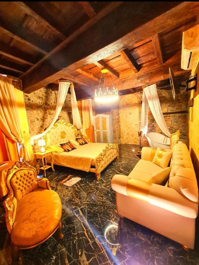 Botticelli Love hotel