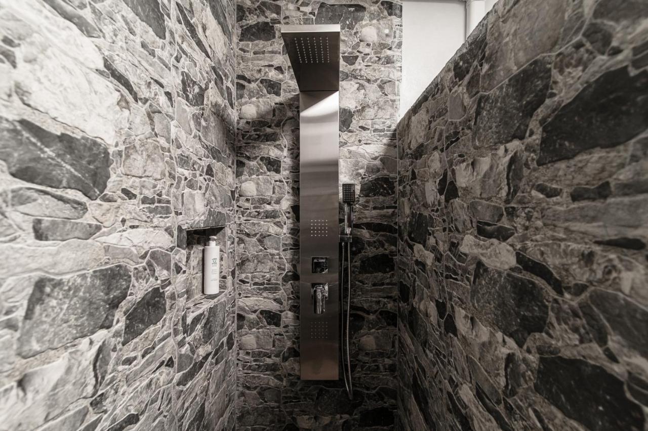 Corner - By Myhomeincomo * Carate Urio