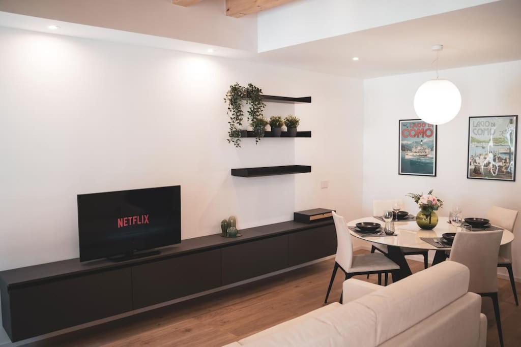 Modern Lungolago Di Apartment Como