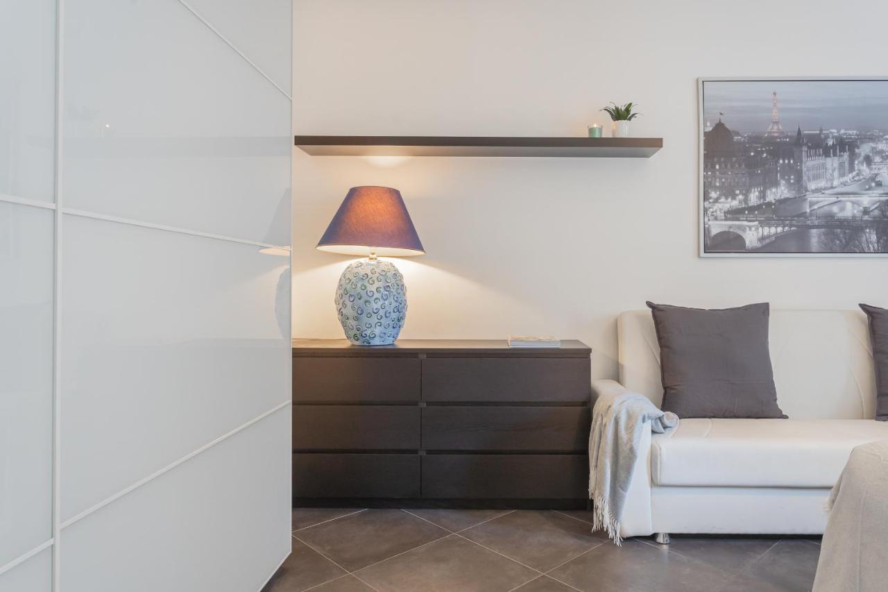 Chiara's By Rent Apartment *