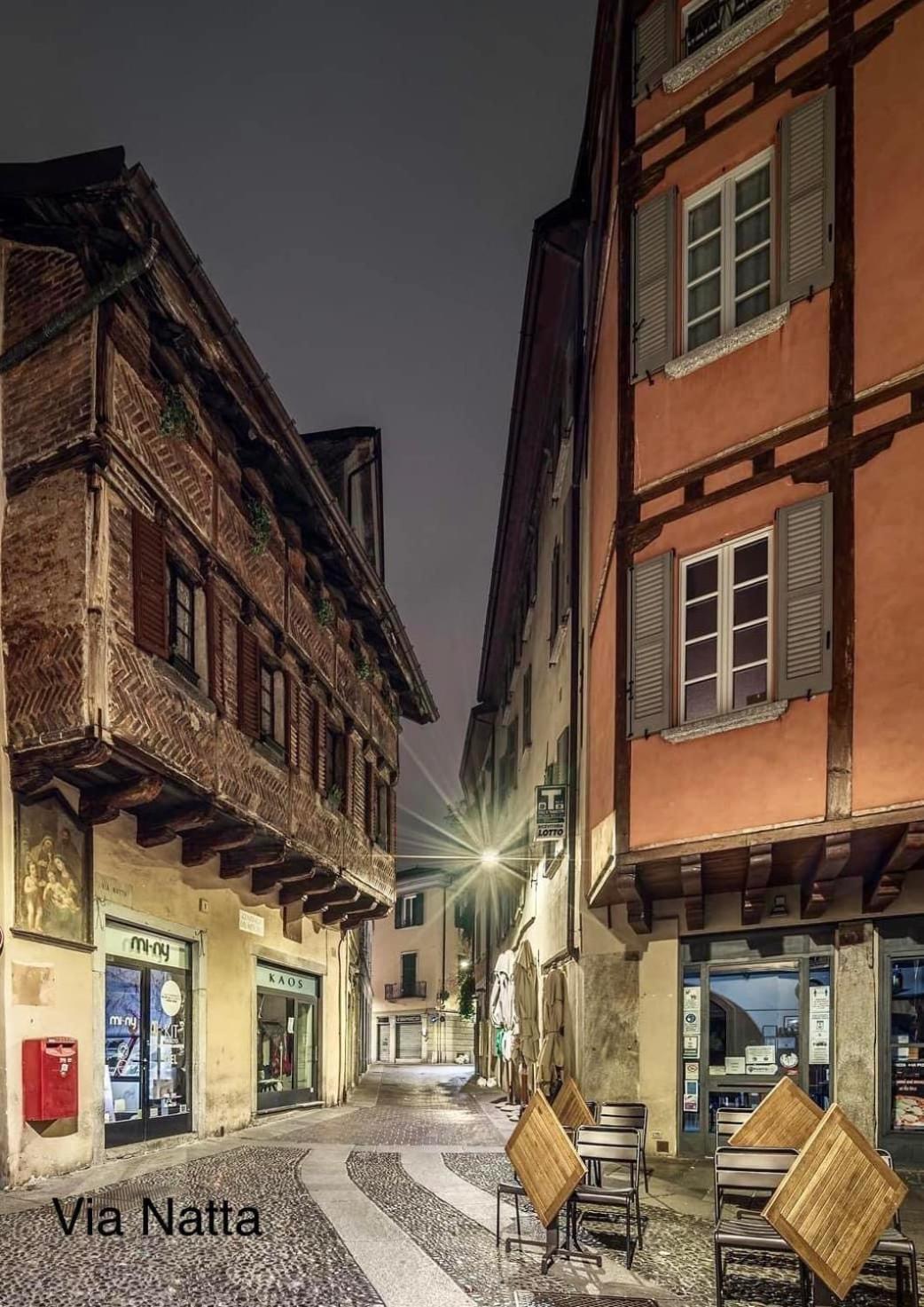 Portatorre Suite, A Charming In The Heart Of Como, Free Private Parking, Air Conditioning & More! Apartment Como