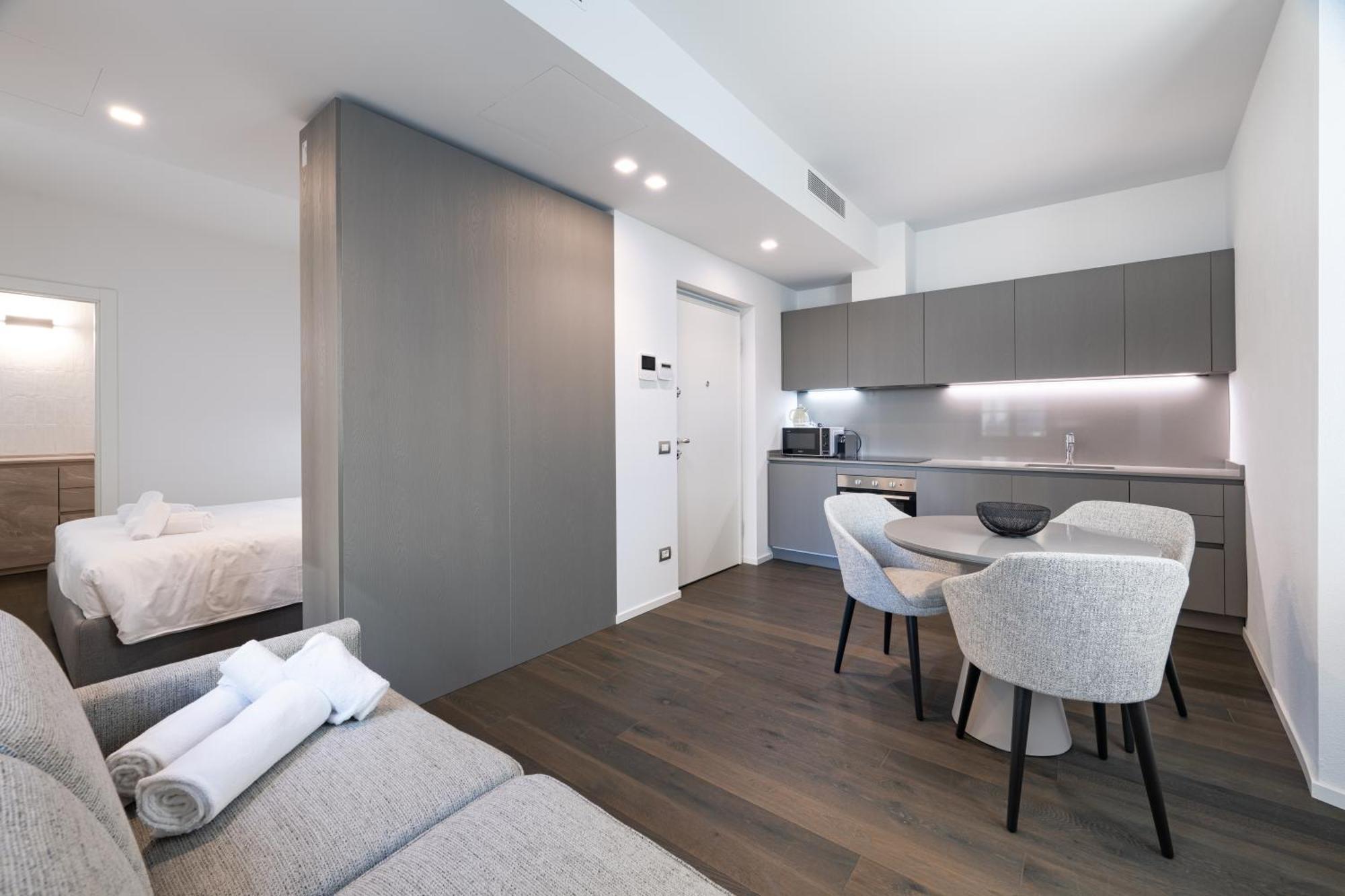 Apartment Palazzo La Cortesella - Modern Design & Location
