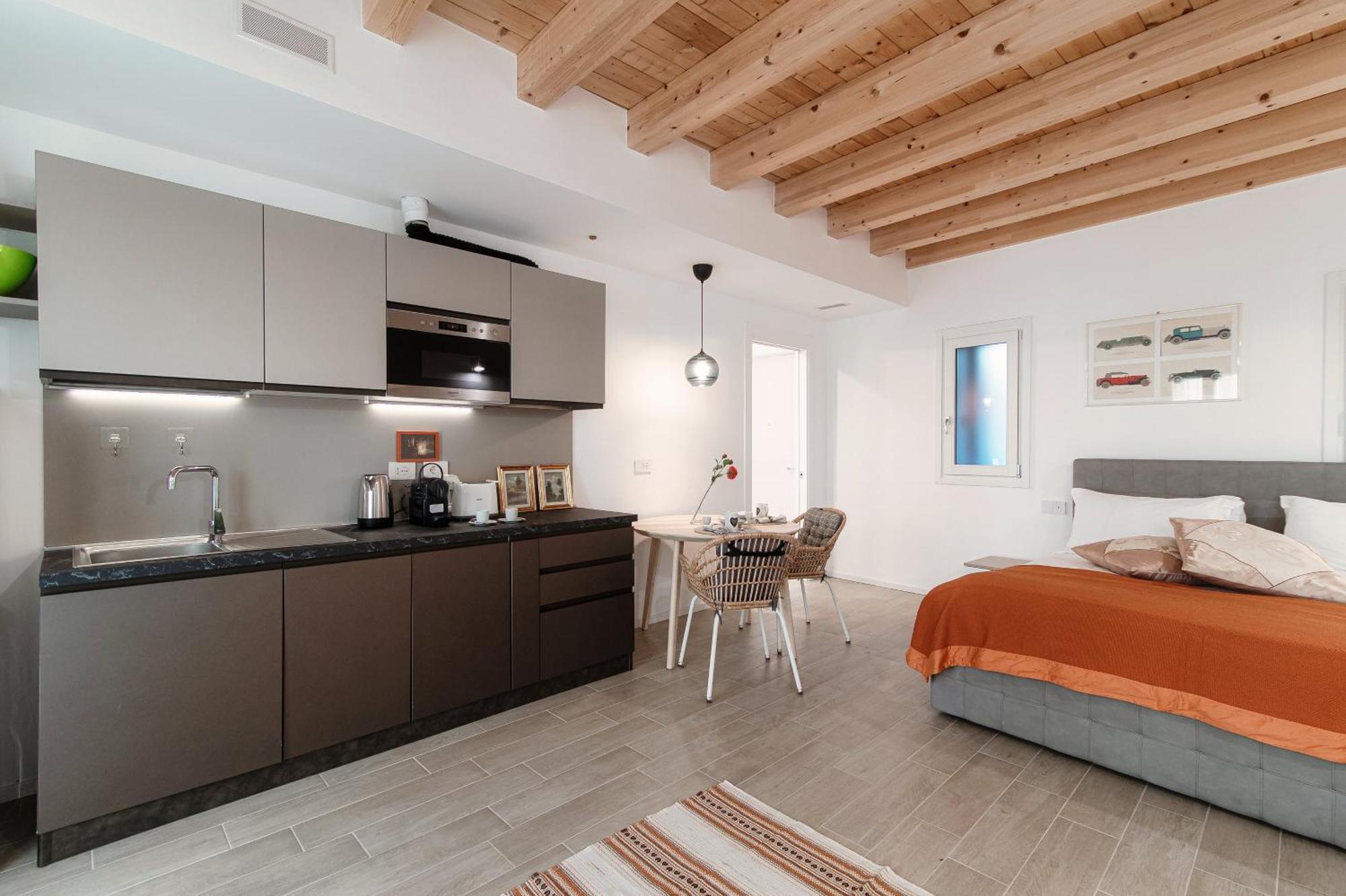 Apartment Numero 11 Piazza Amendola - By Myhomeincomo