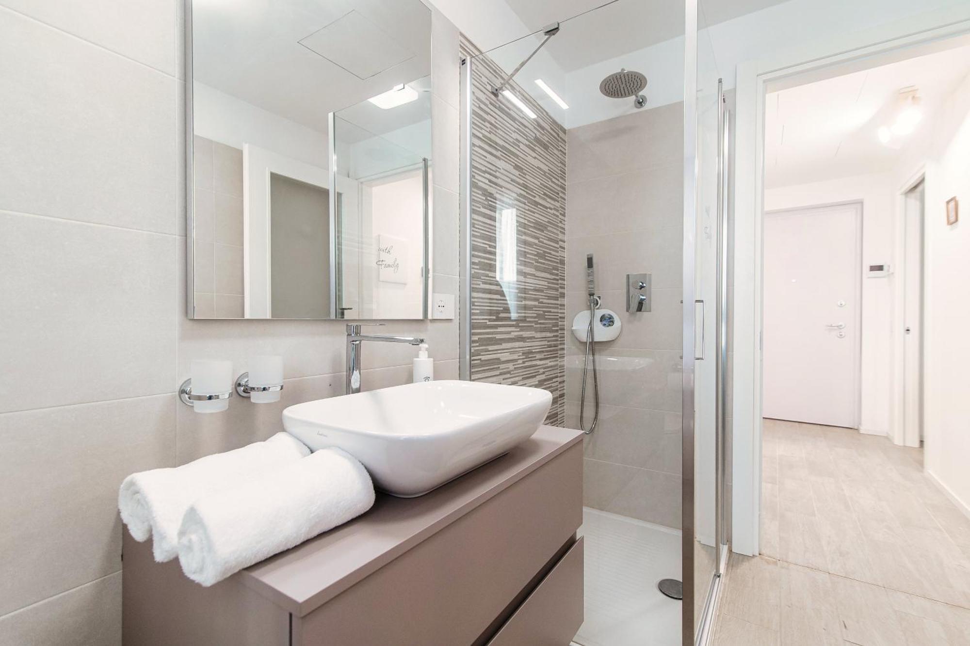 Numero 11 Piazza Amendola - By Myhomeincomo Apartment *