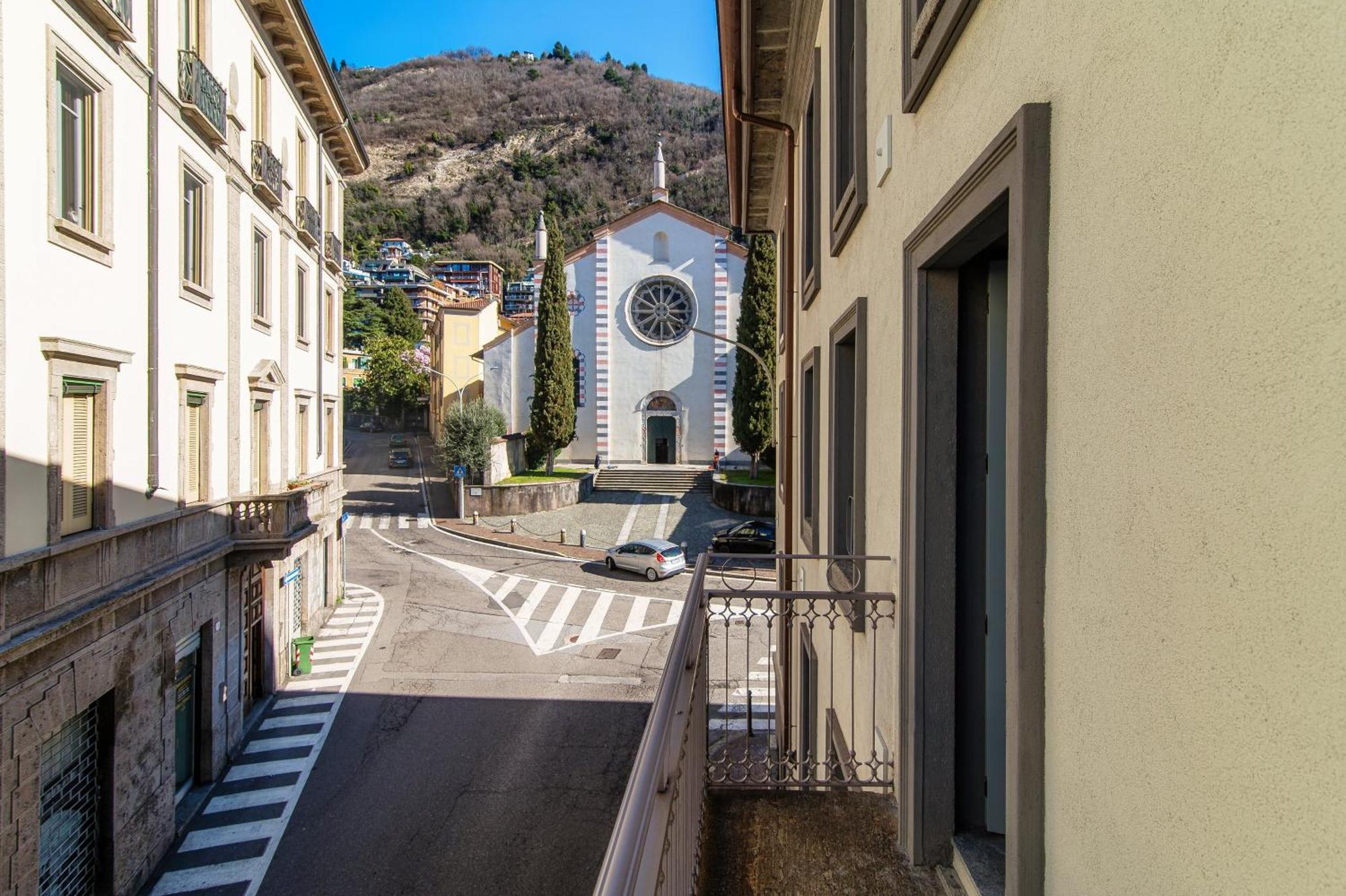 Numero 11 Piazza Amendola - By Myhomeincomo Côme