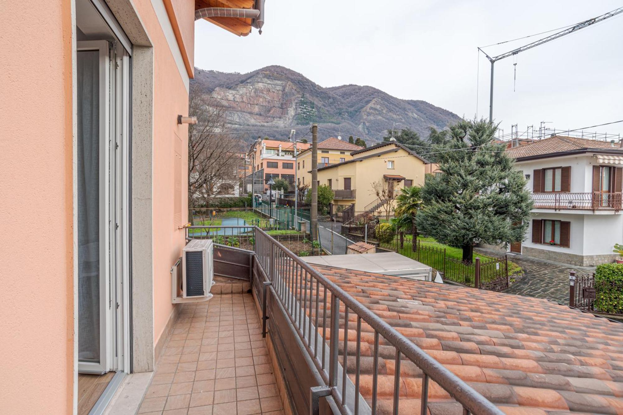 Roomy And Bright With Terrace! Cesana Brianza