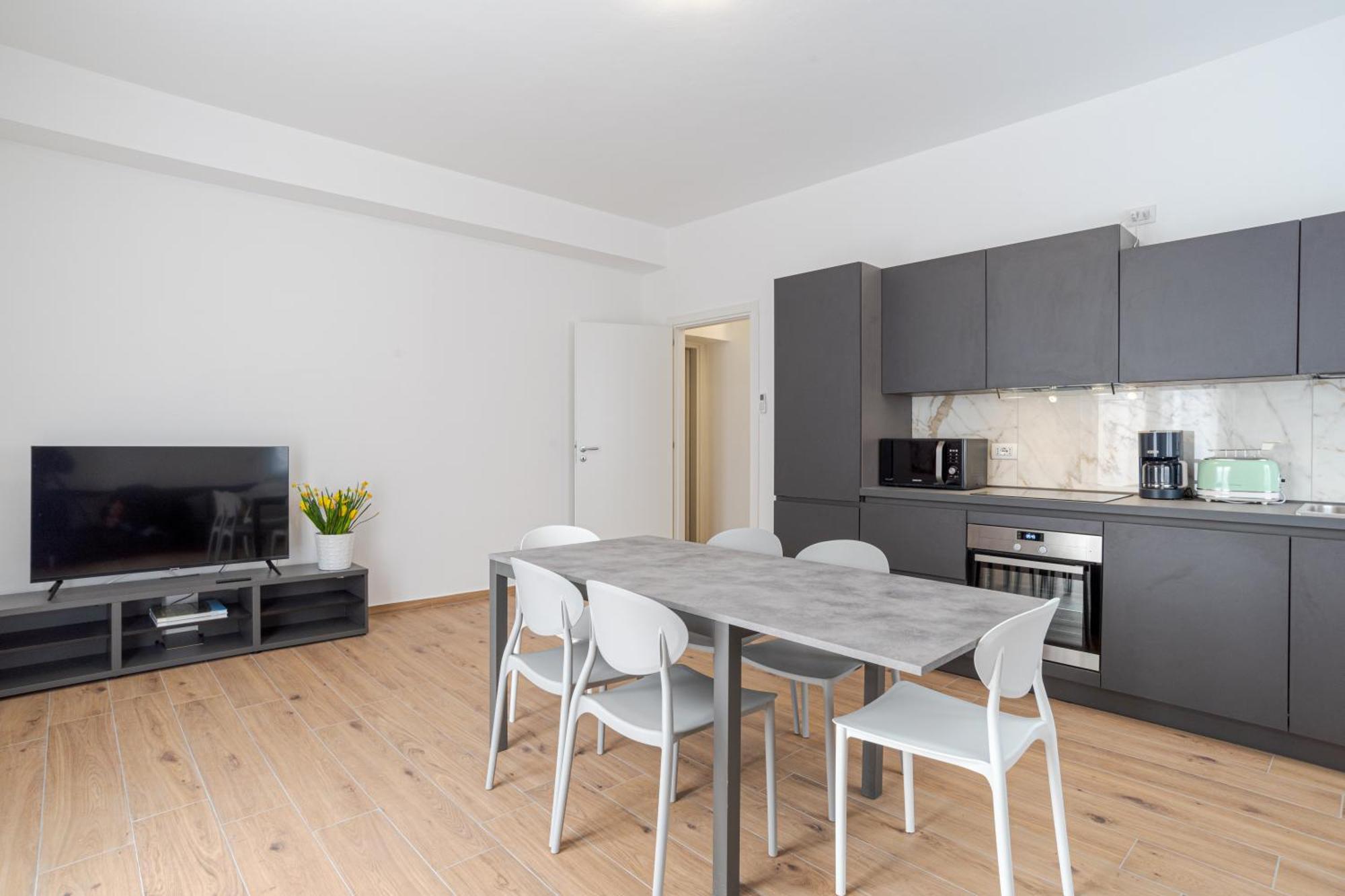 Roomy And Bright With Terrace! *