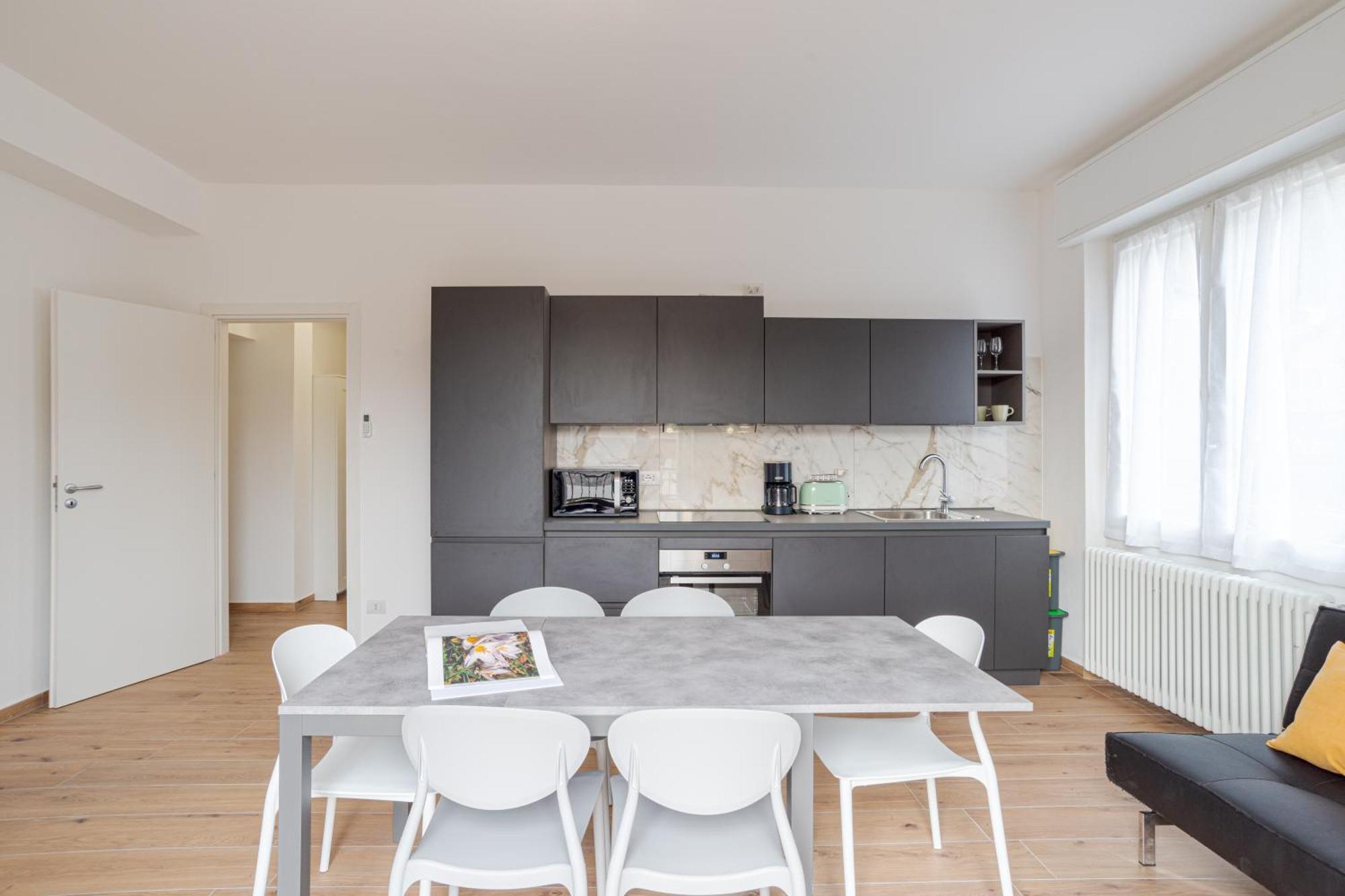 Roomy And Bright With Terrace! Cesana Brianza