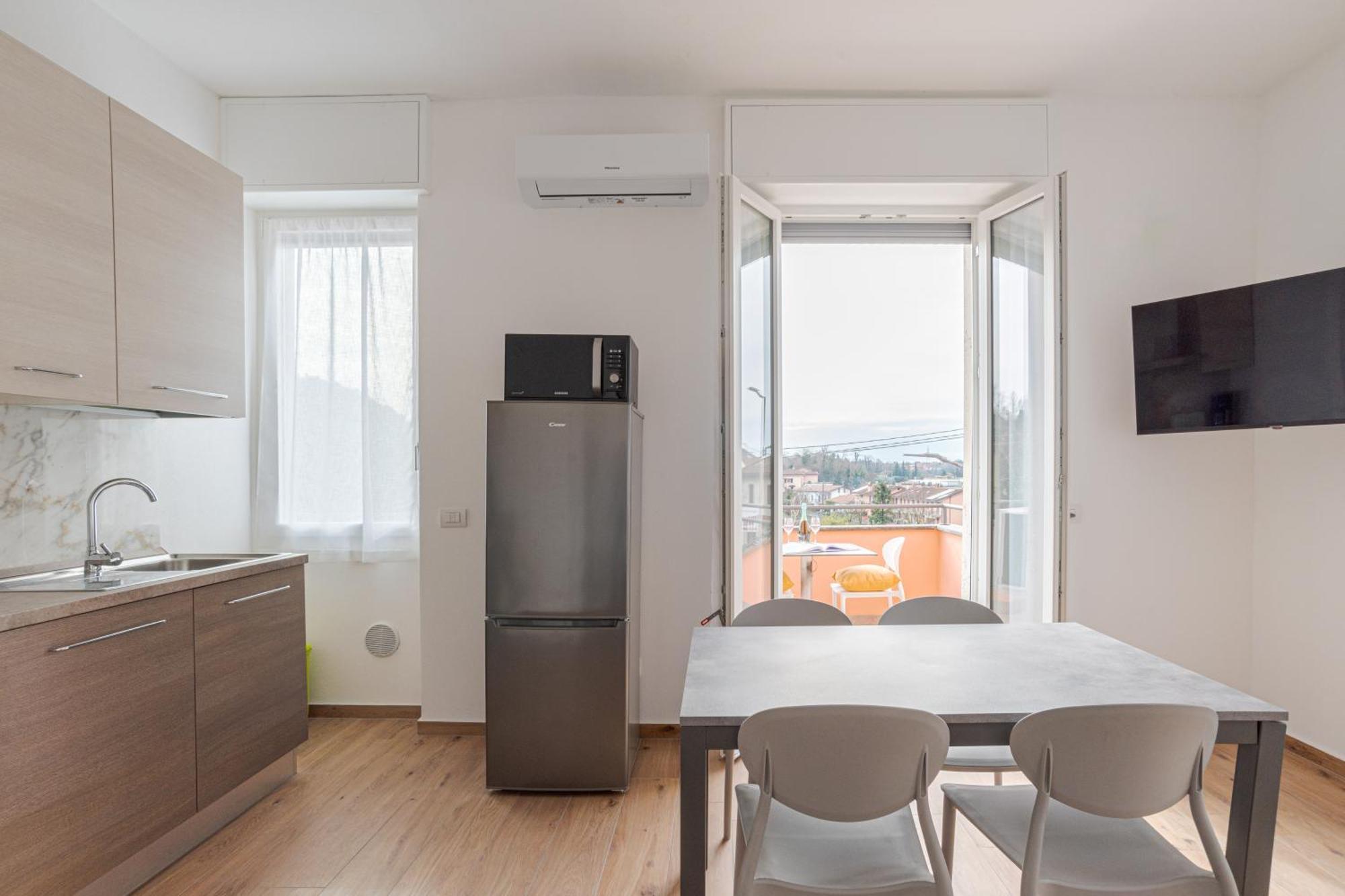 Roomy And Bright With Terrace! Cesana Brianza
