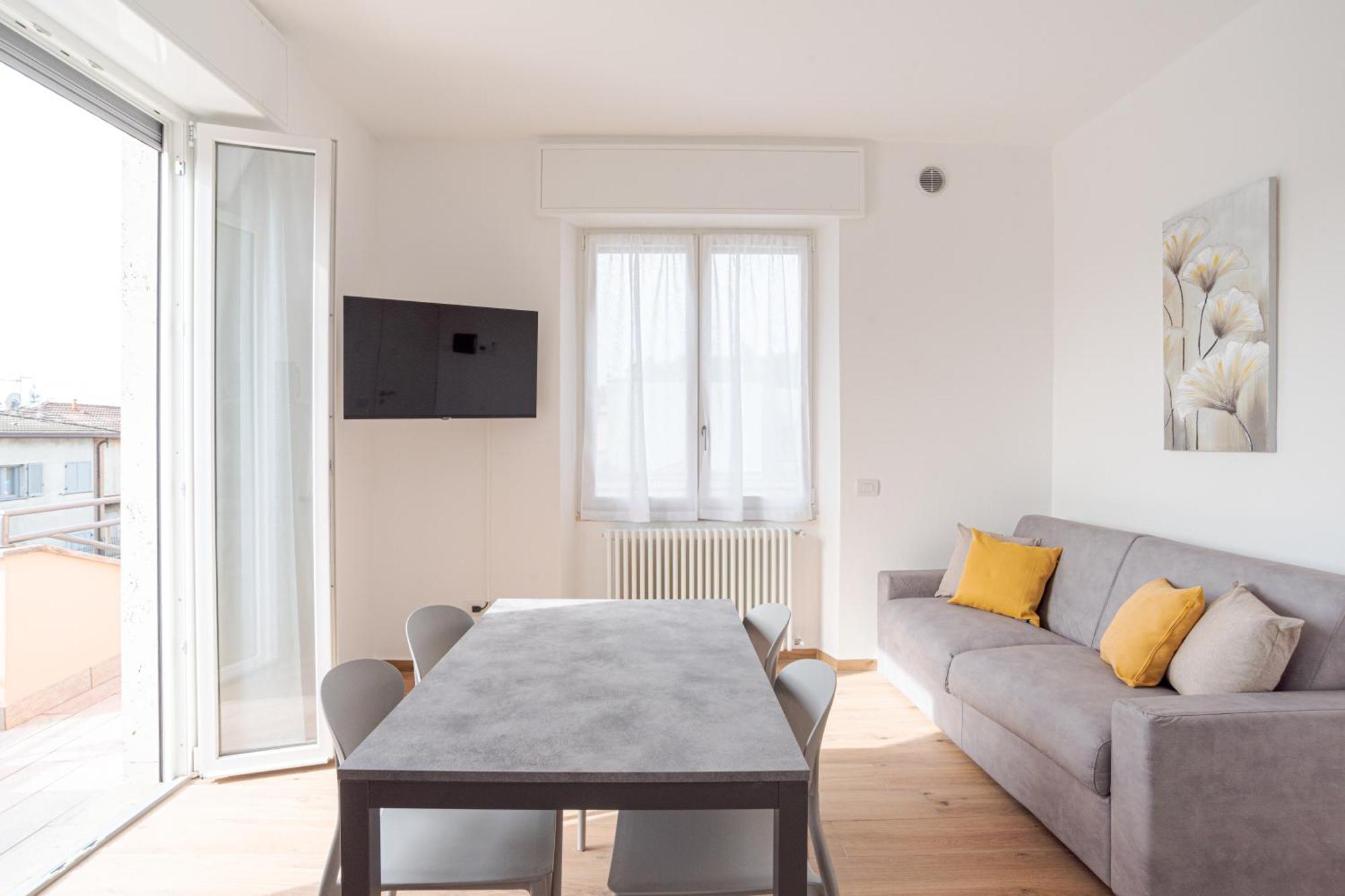 Roomy And Bright With Terrace! Apartment Cesana Brianza