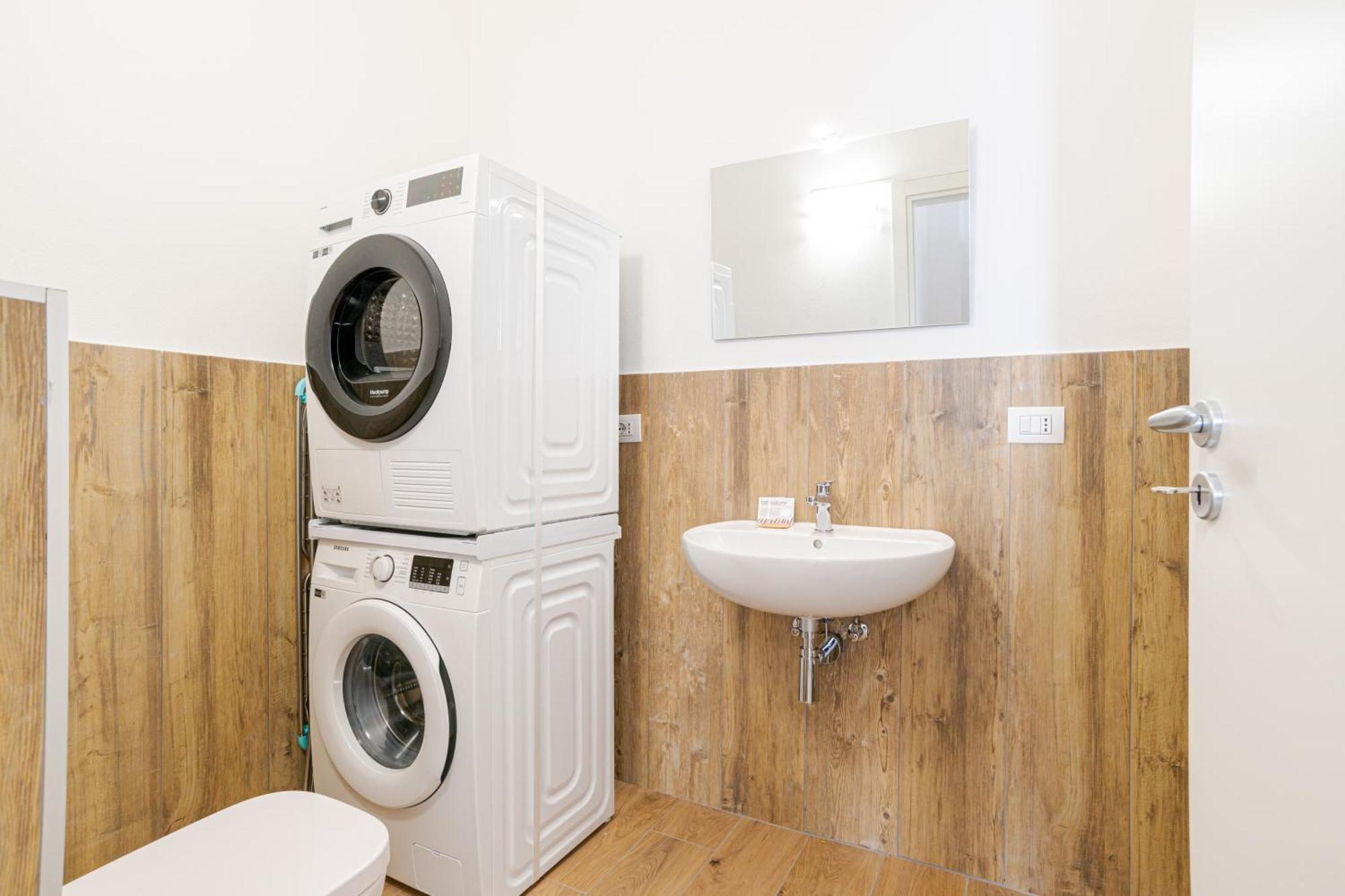 Roomy And Bright With Terrace! Cesana Brianza