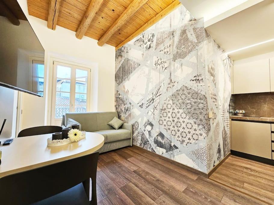 Plaza Deluxe Modern Center House - View - Privacy * Como