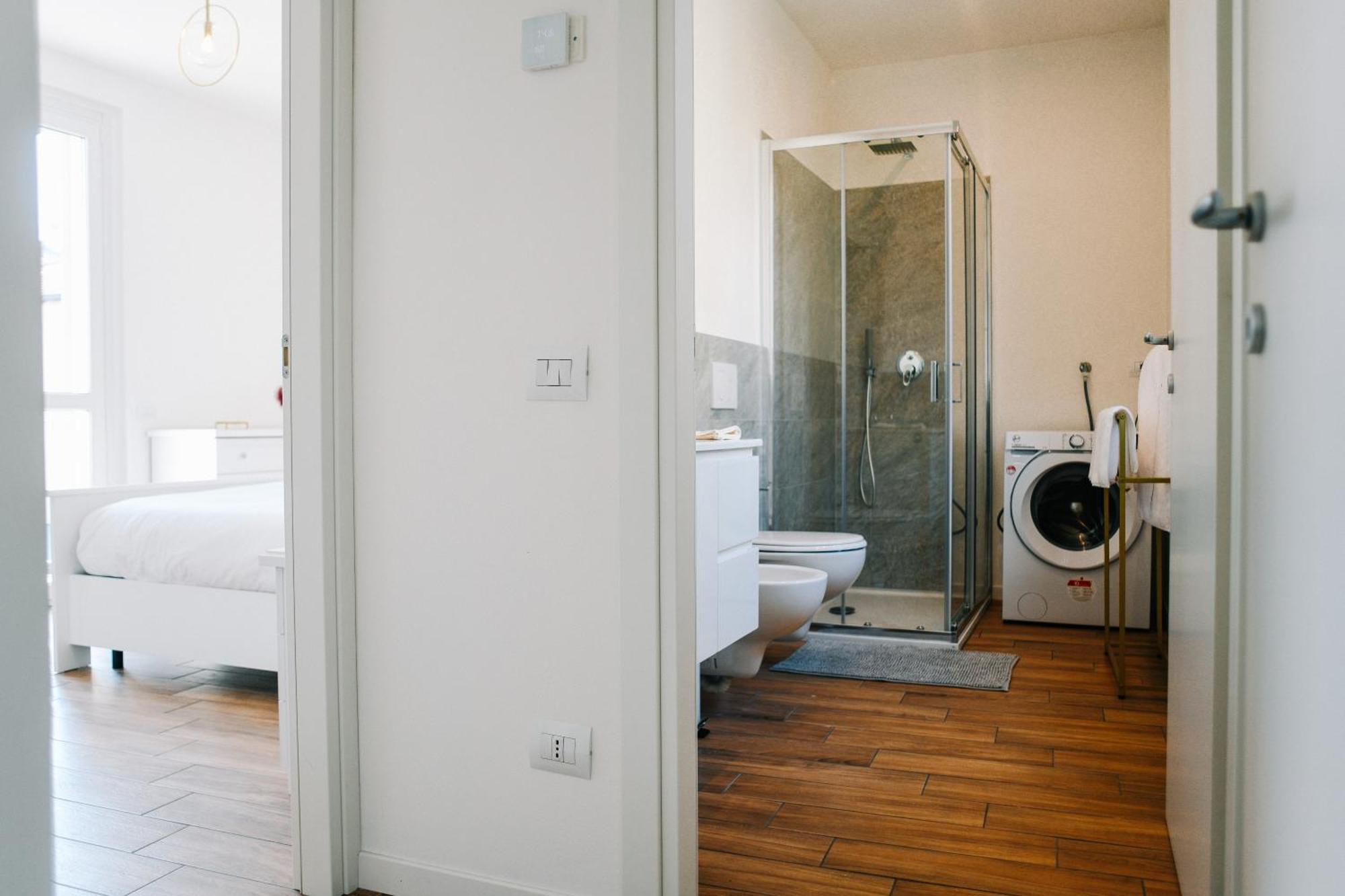 Lora Feathers Suite, Free Parking, Self Check In,4 Como