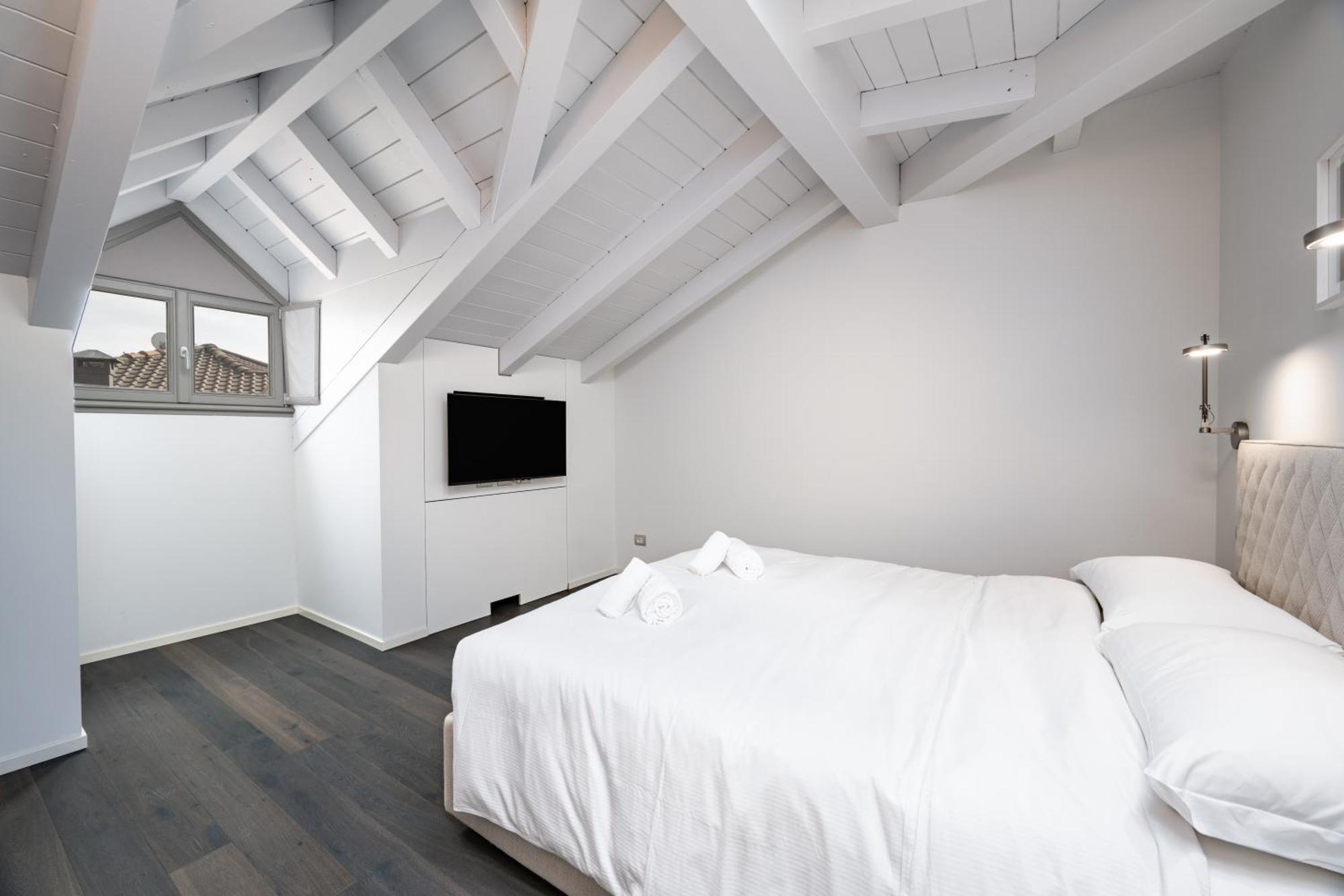 Palazzo La Cortesella - Modern Design & Location *