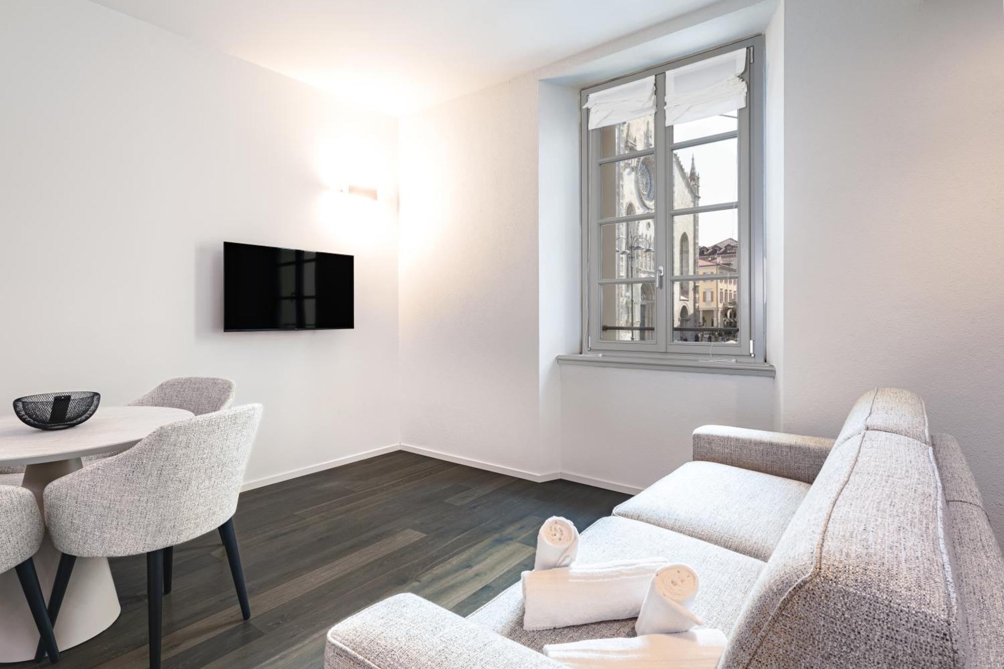 Apartment Palazzo La Cortesella - Modern Design & Location Como
