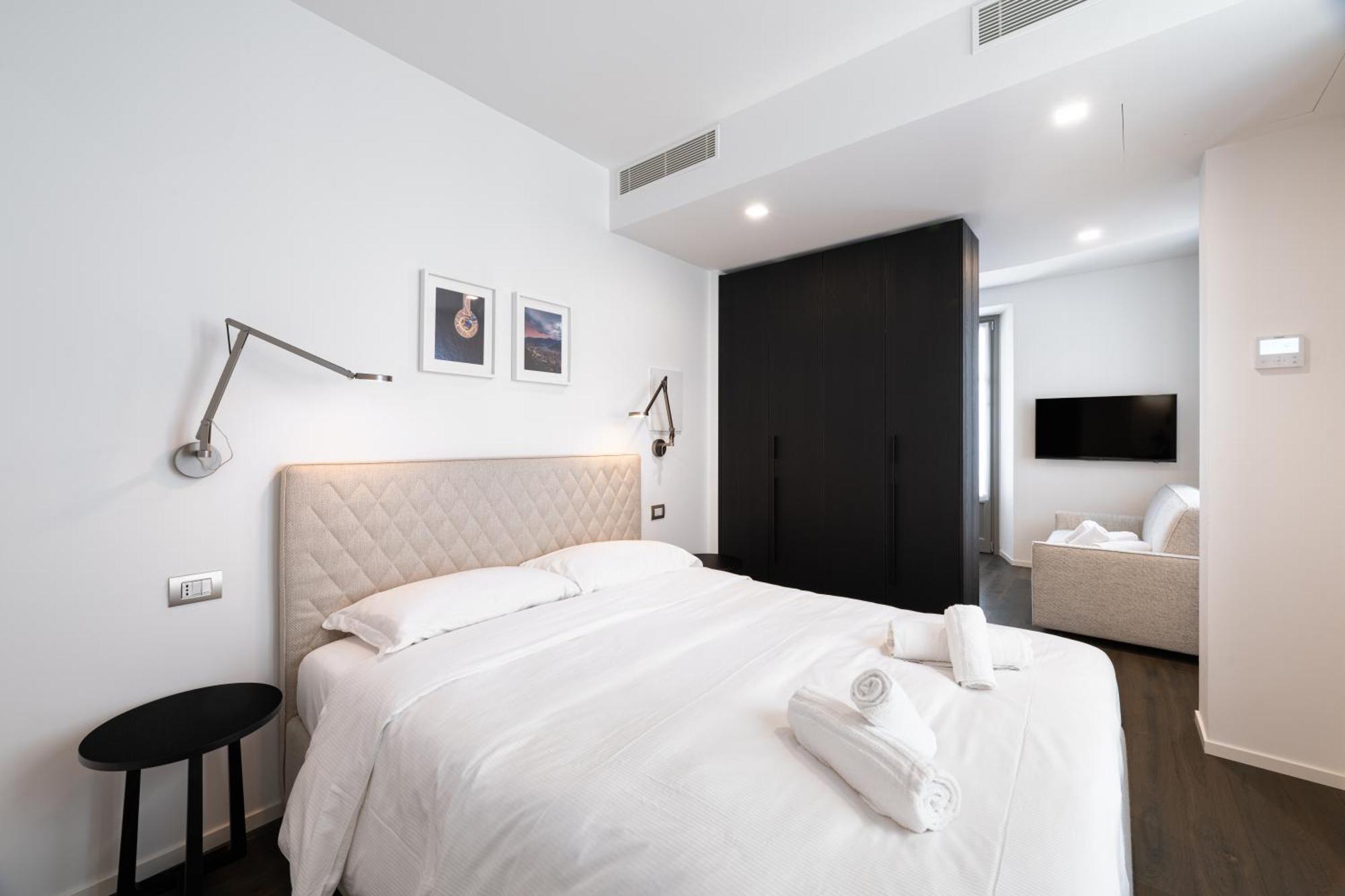 Apartment Palazzo La Cortesella - Modern Design & Location