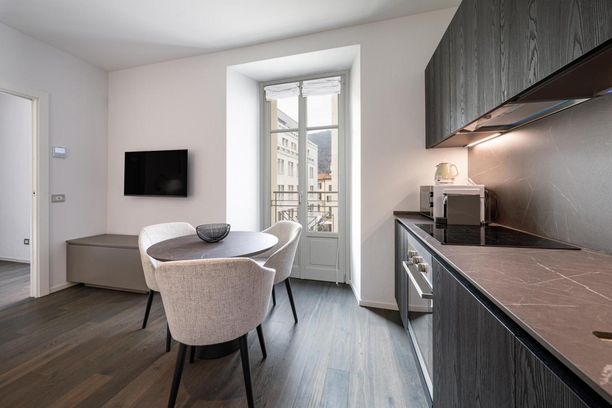 Apartment Palazzo La Cortesella - Modern Design & Location