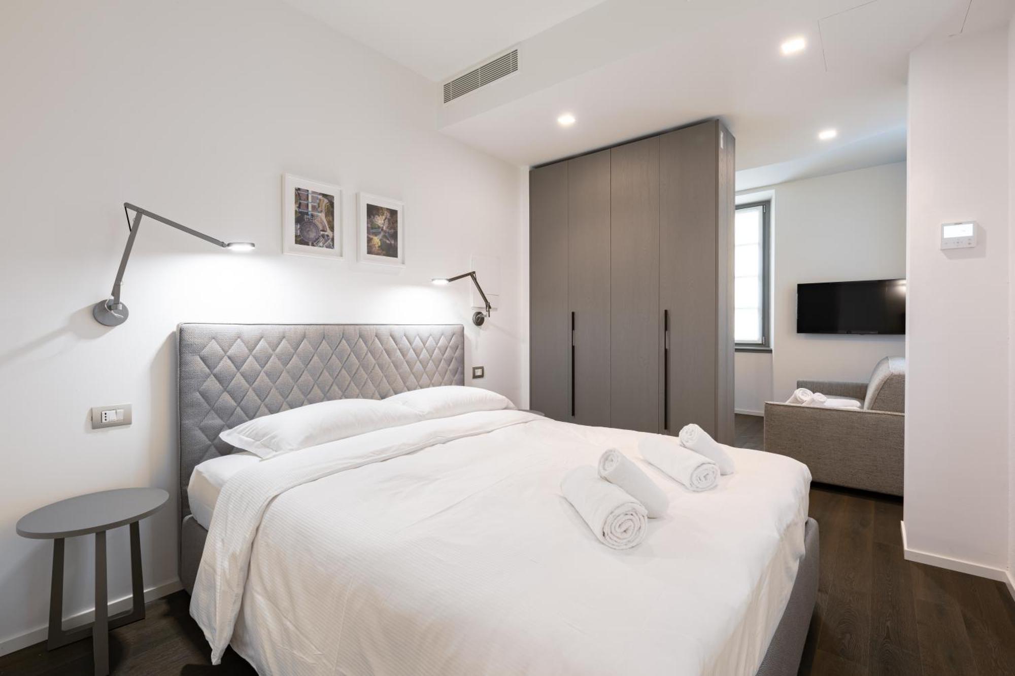 Apartment Palazzo La Cortesella - Modern Design & Location
