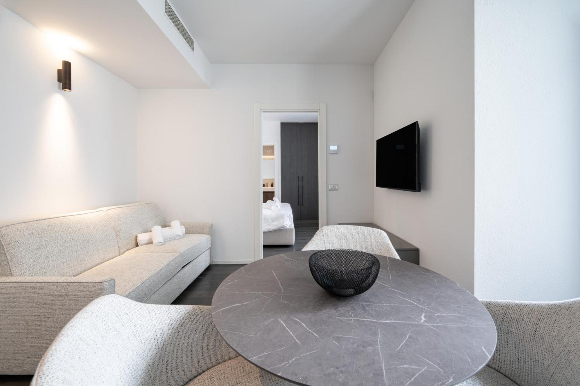 Palazzo La Cortesella - Modern Design & Location Apartment