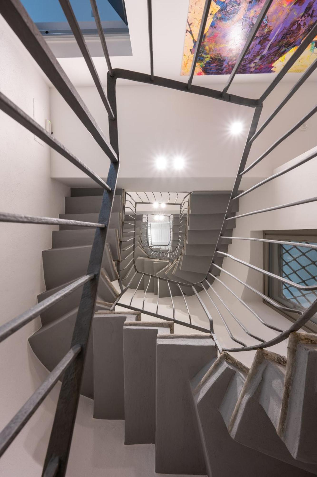 Apartment Palazzo La Cortesella - Modern Design & Location