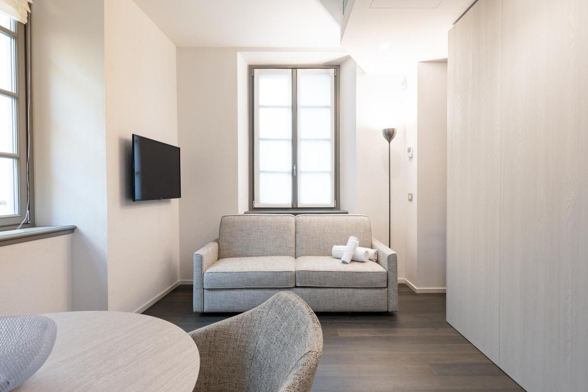 Palazzo La Cortesella - Modern Design & Location Apartment