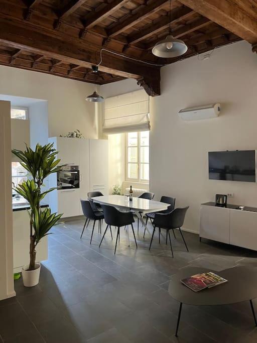 Apartment La Dama Finestra In Centro