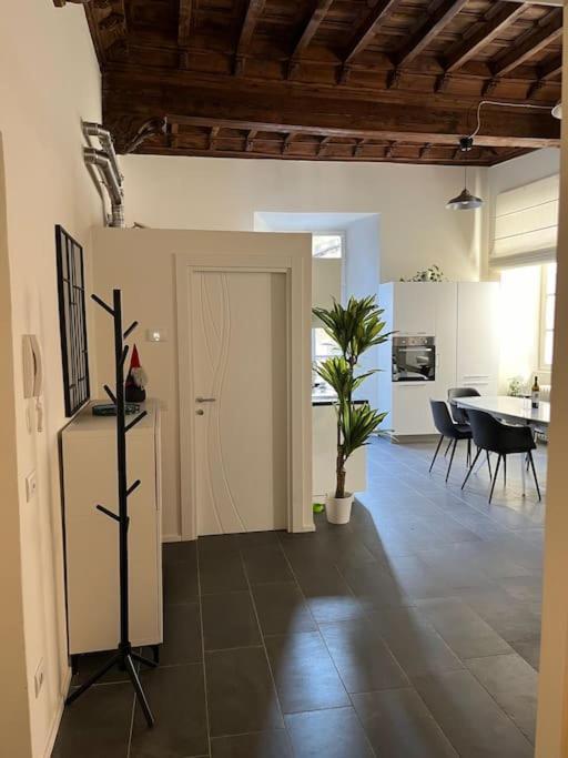 La Dama Finestra In Centro Apartment