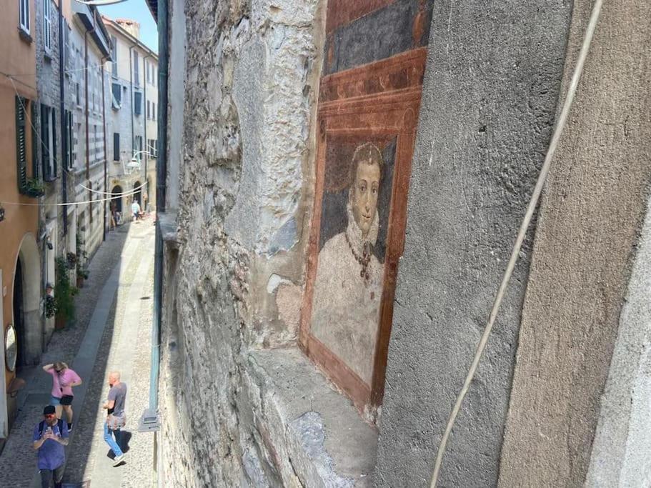 La Dama Finestra In Centro * Como