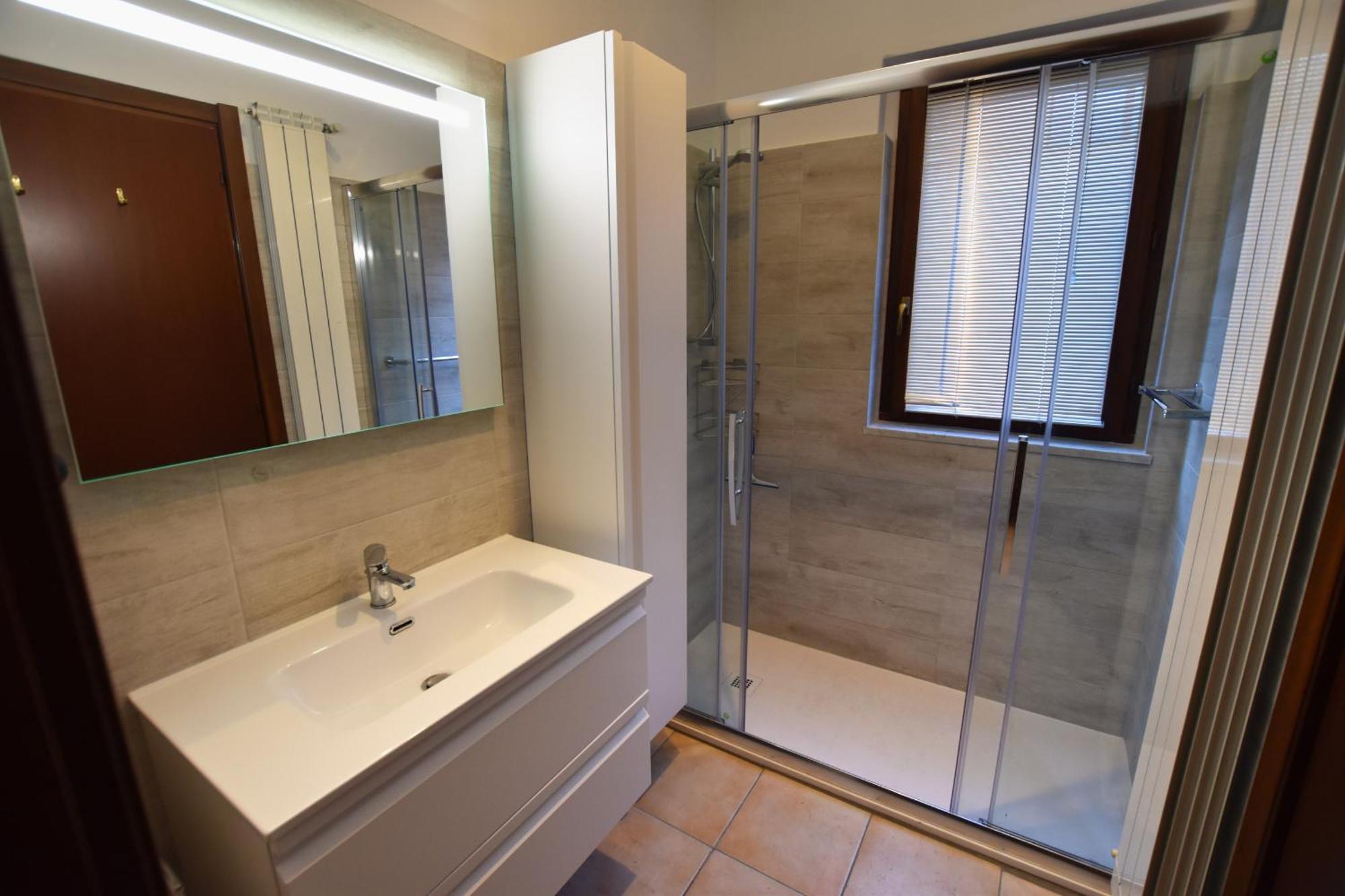 2-bedroom Airconditioned Lakeview Apartment *