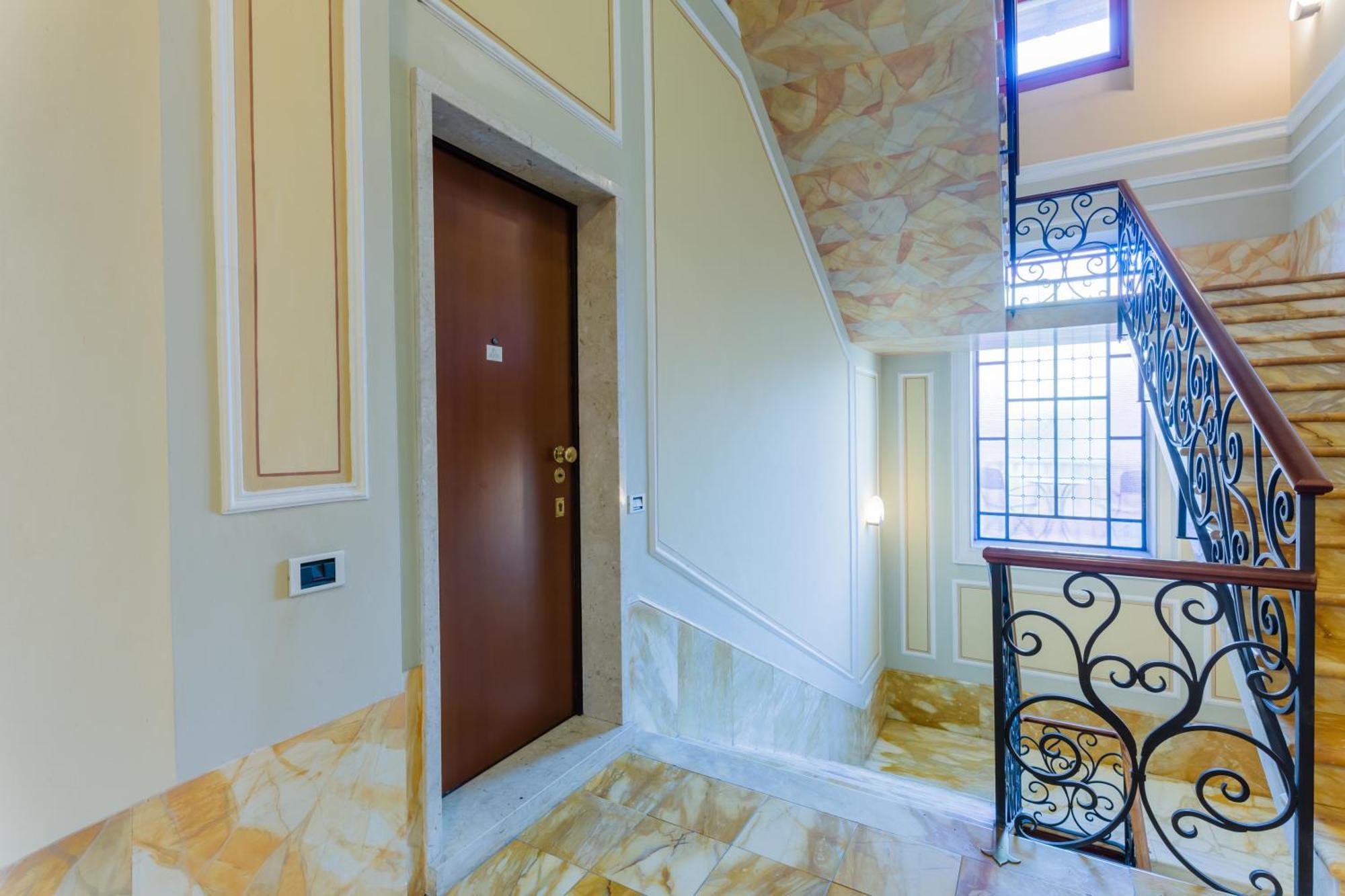 Regal With View And Free Parking Apartment