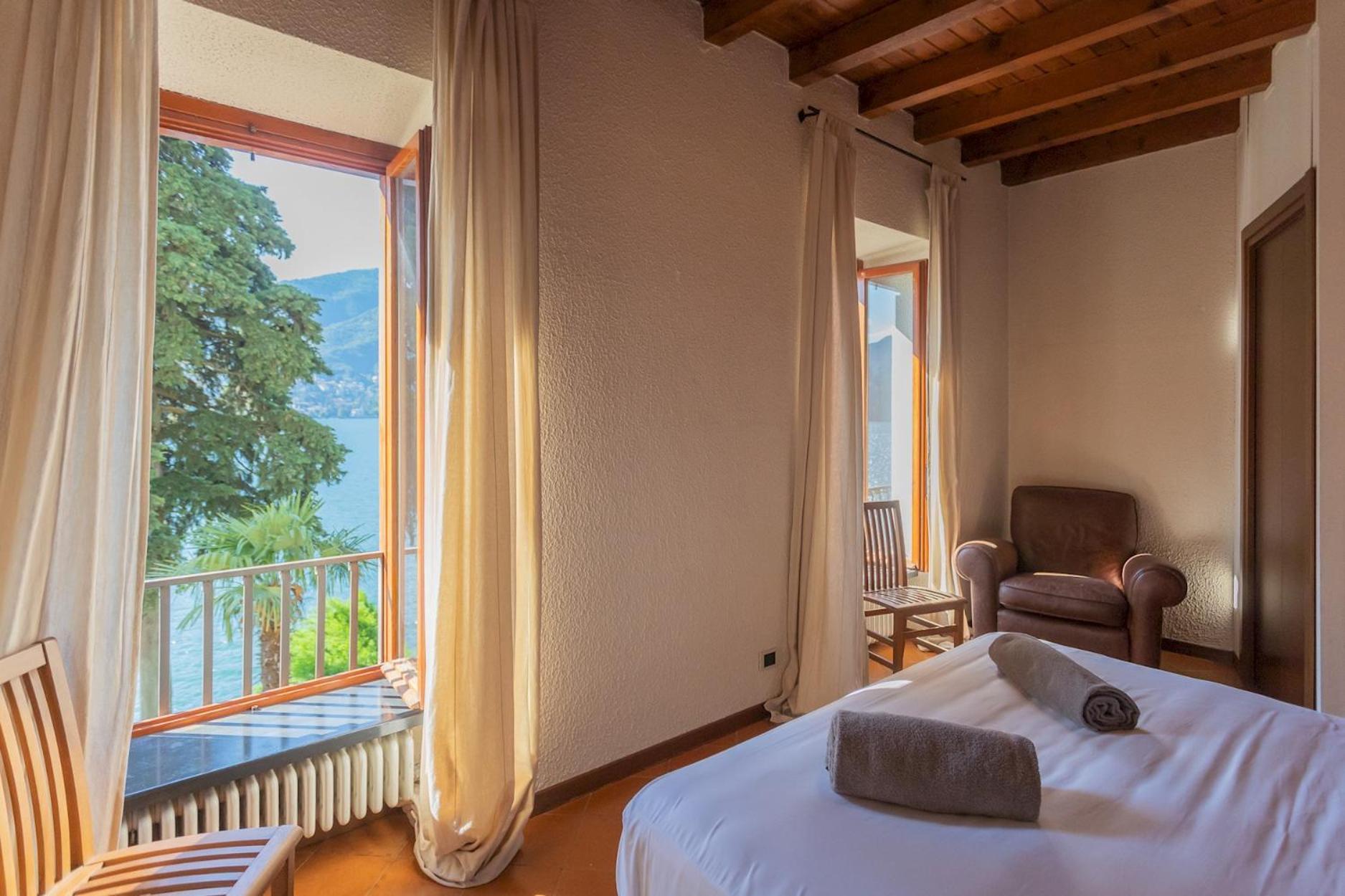 Front With Private Funicular By Rent Apartment Como