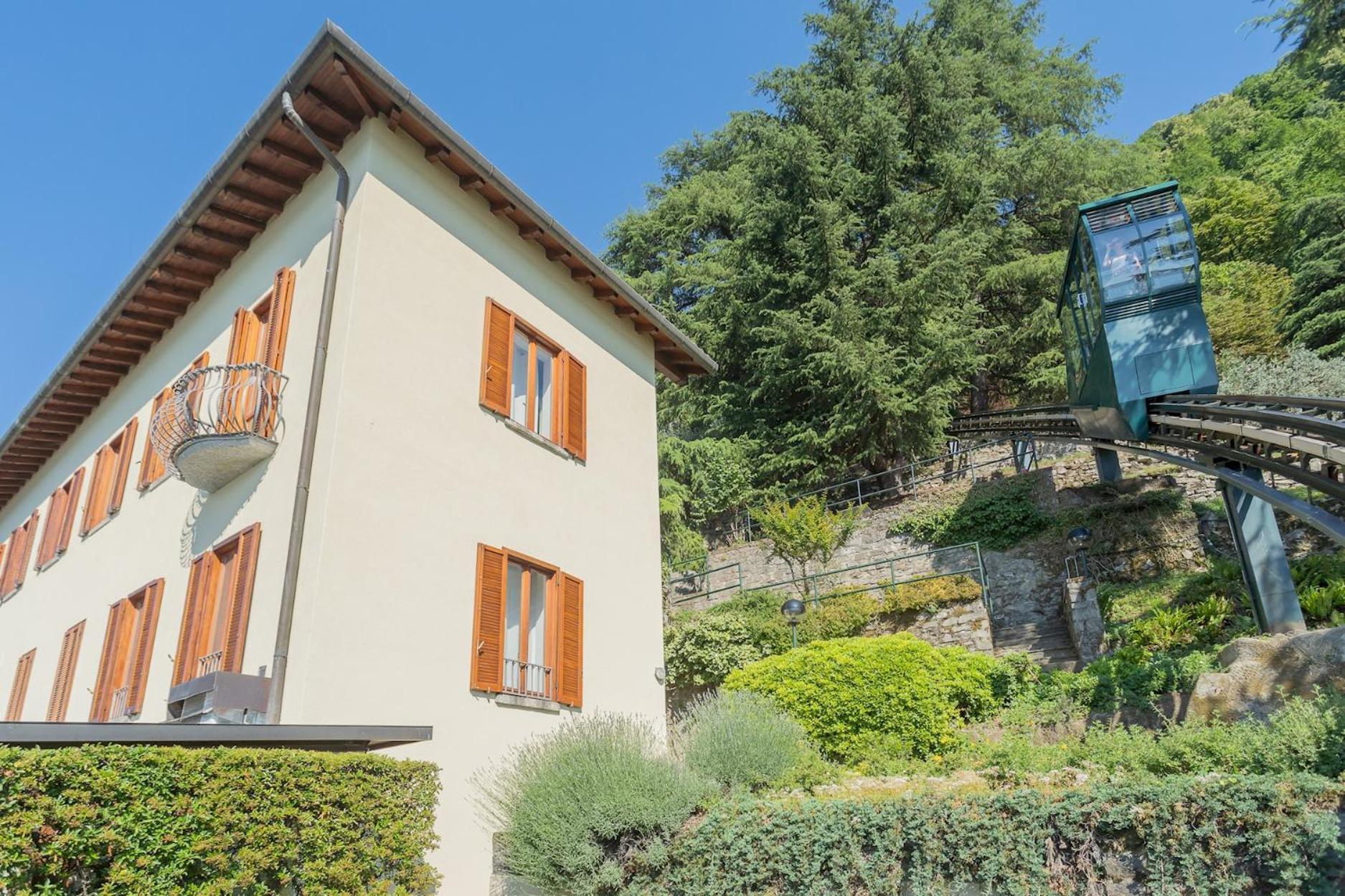 Front With Private Funicular By Rent Apartment Como