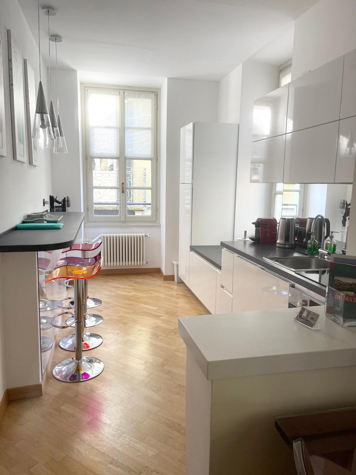 Charming Como: Downtown With Dual Bedrooms And Bathrooms Apartment Como