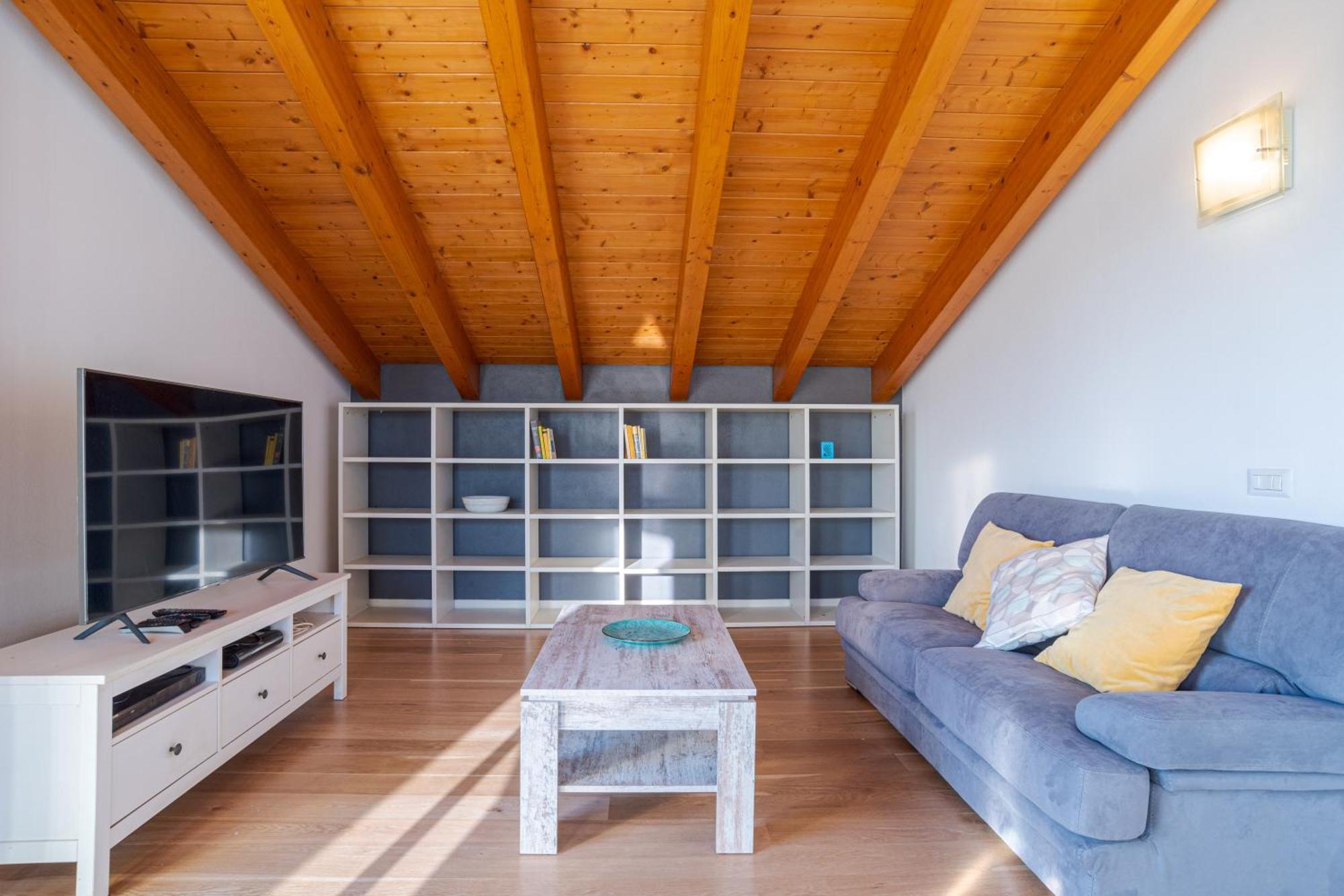 Roomy And Bright With Terrace! *