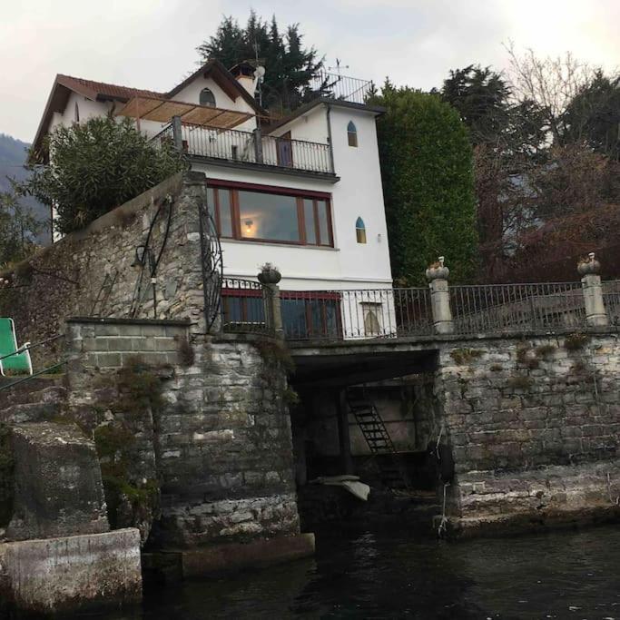Beautiful With Private Access To The Lake. *