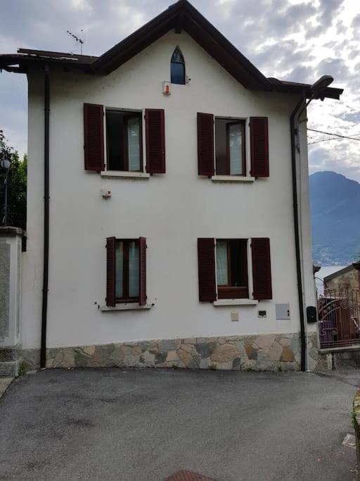 Beautiful With Private Access To The Lake. *
