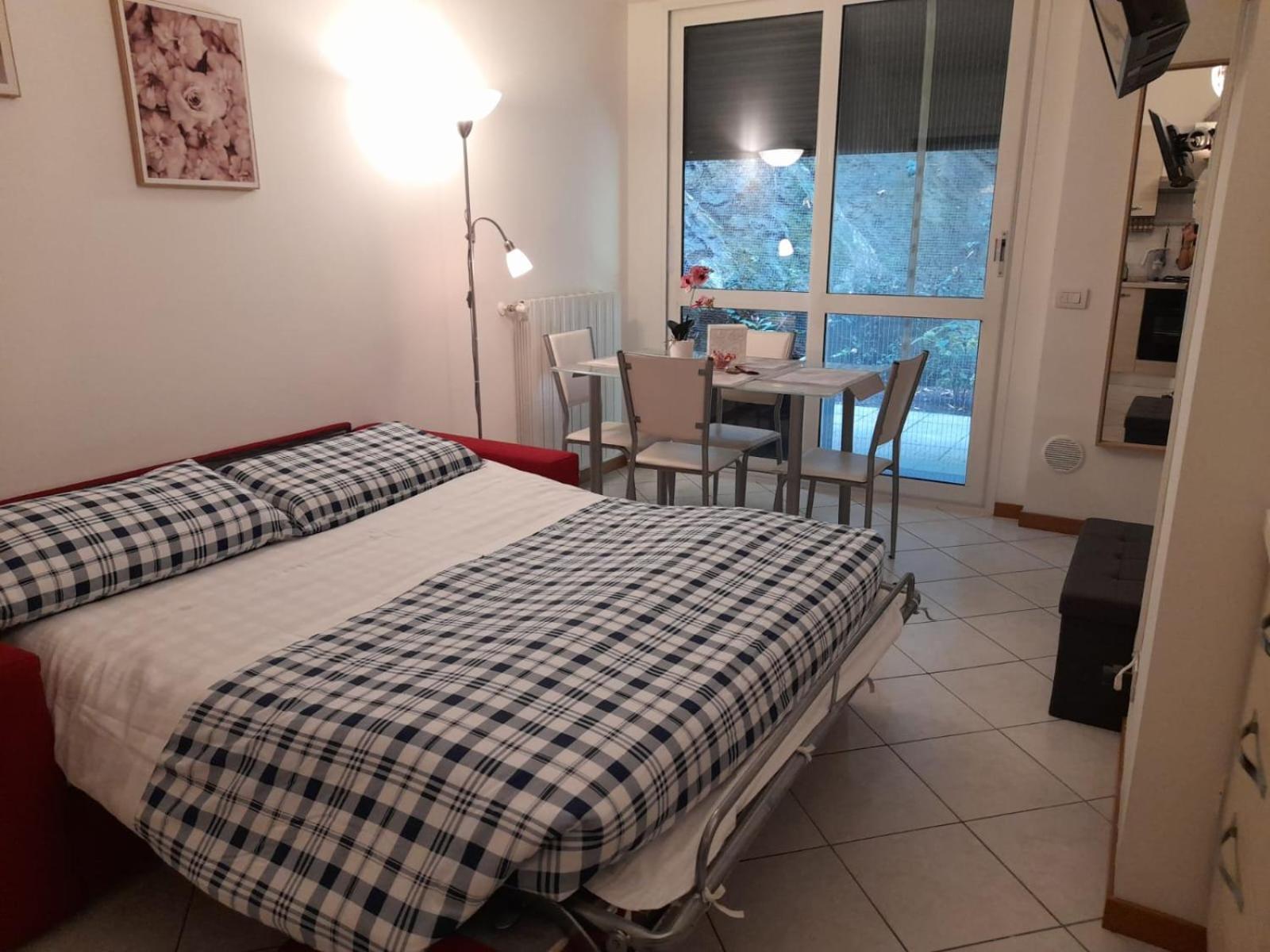 Apartment Private Garden & Garage - Self Check-in & Remote Access Como