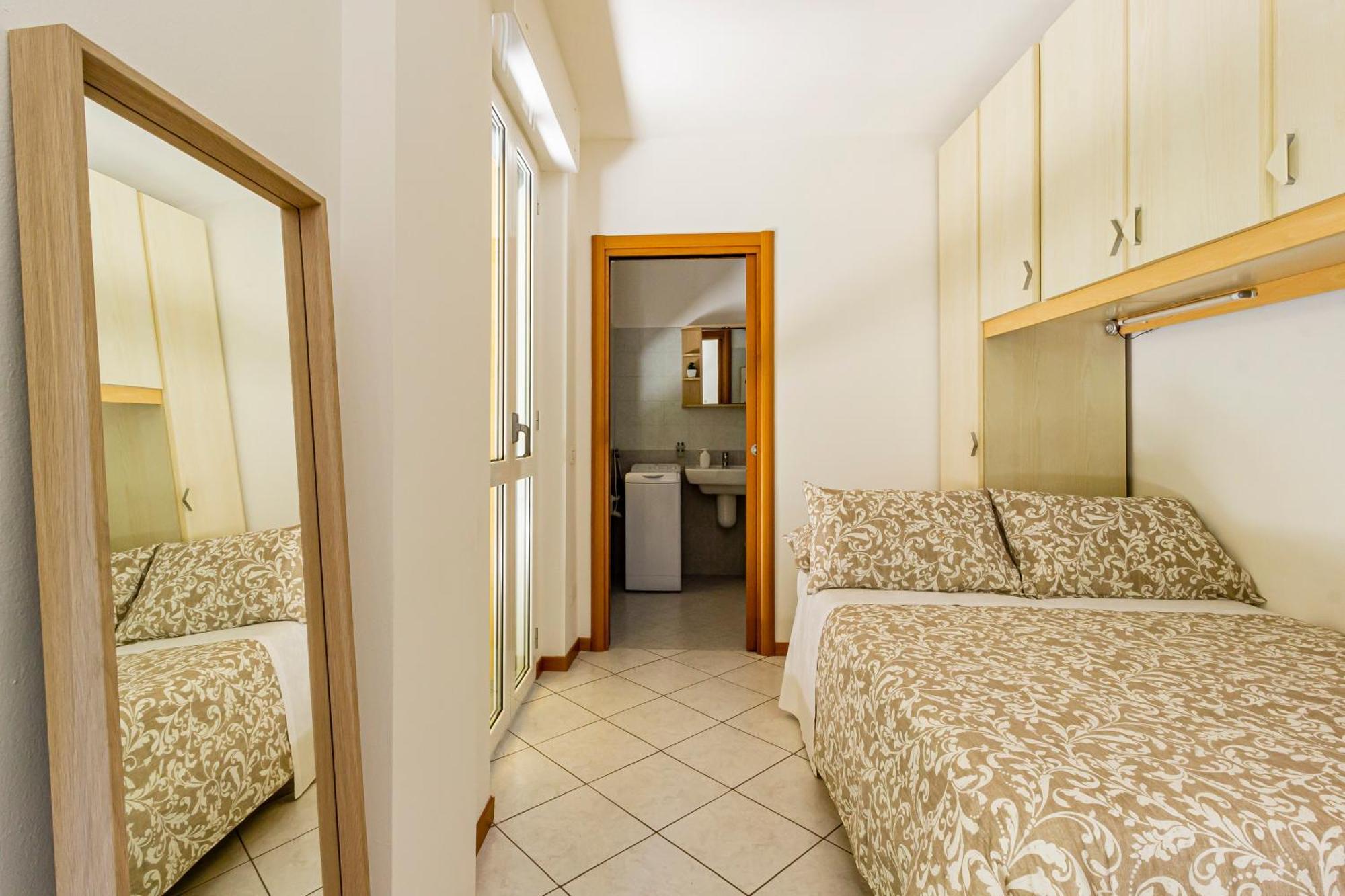 Private Garden & Garage - Self Check-in & Remote Access Apartment *