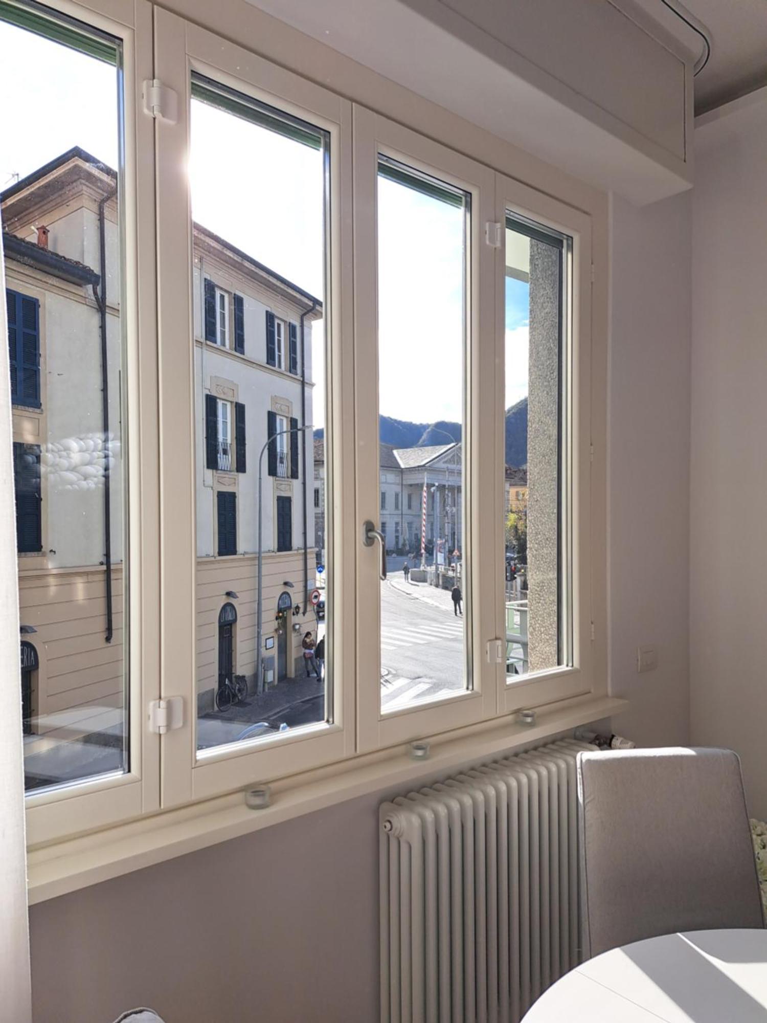 The Window On The Theatre And The Cathedral - Luxury Como