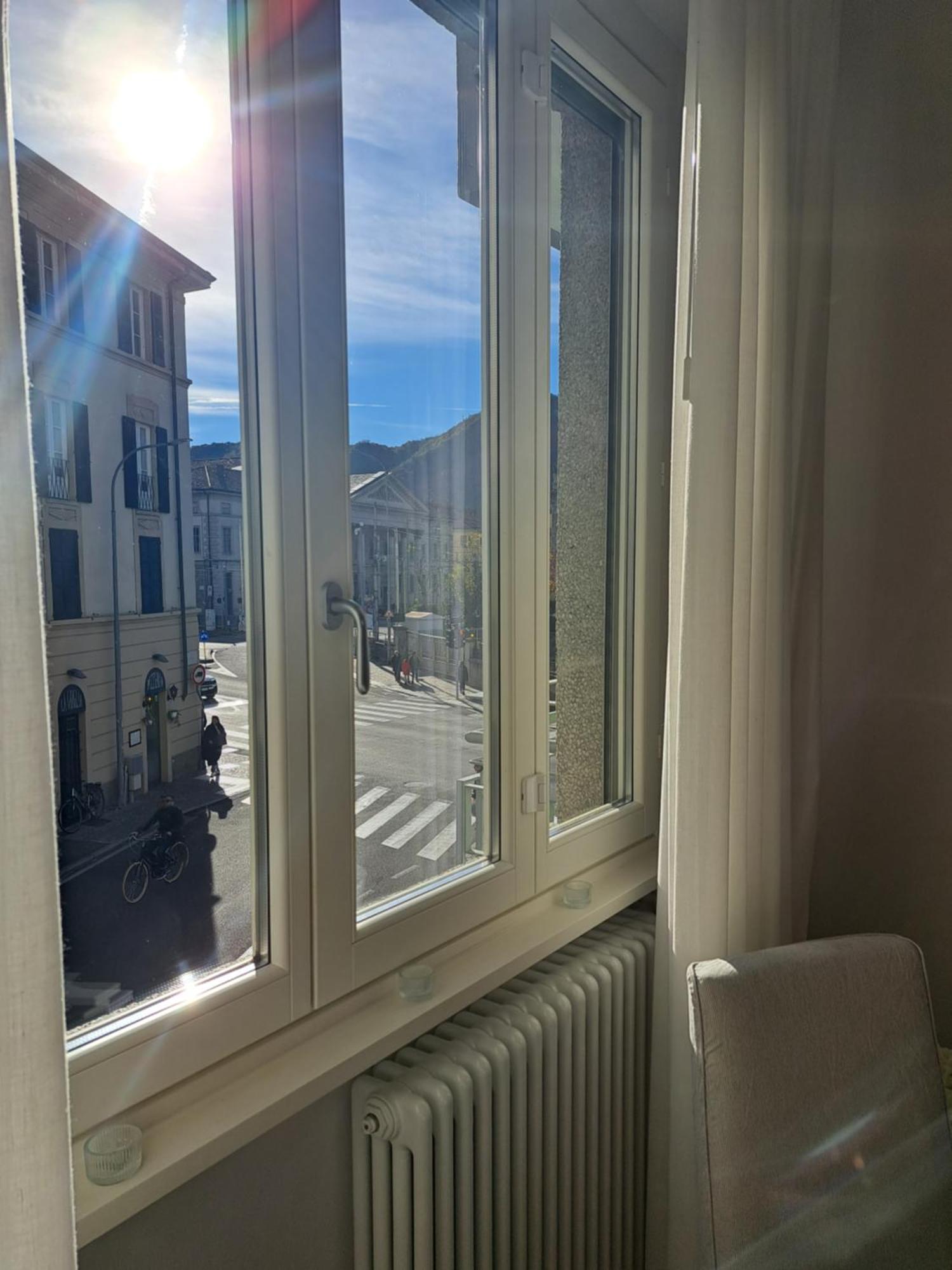The Window On The Theatre And The Cathedral - Luxury Como