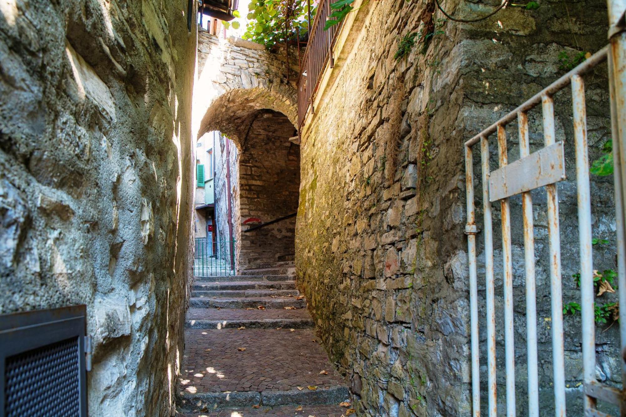 Lumina House - Private Garden & View Villa Torno
