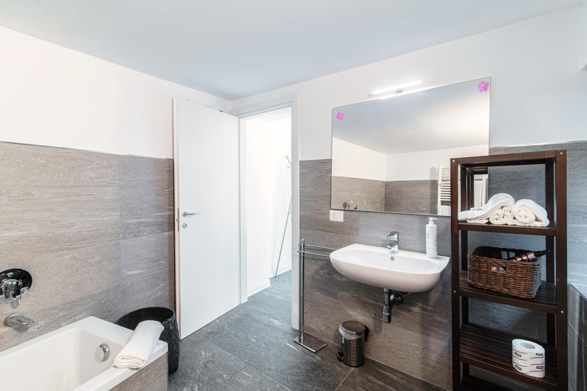 Lumina House - Private Garden & View Torno